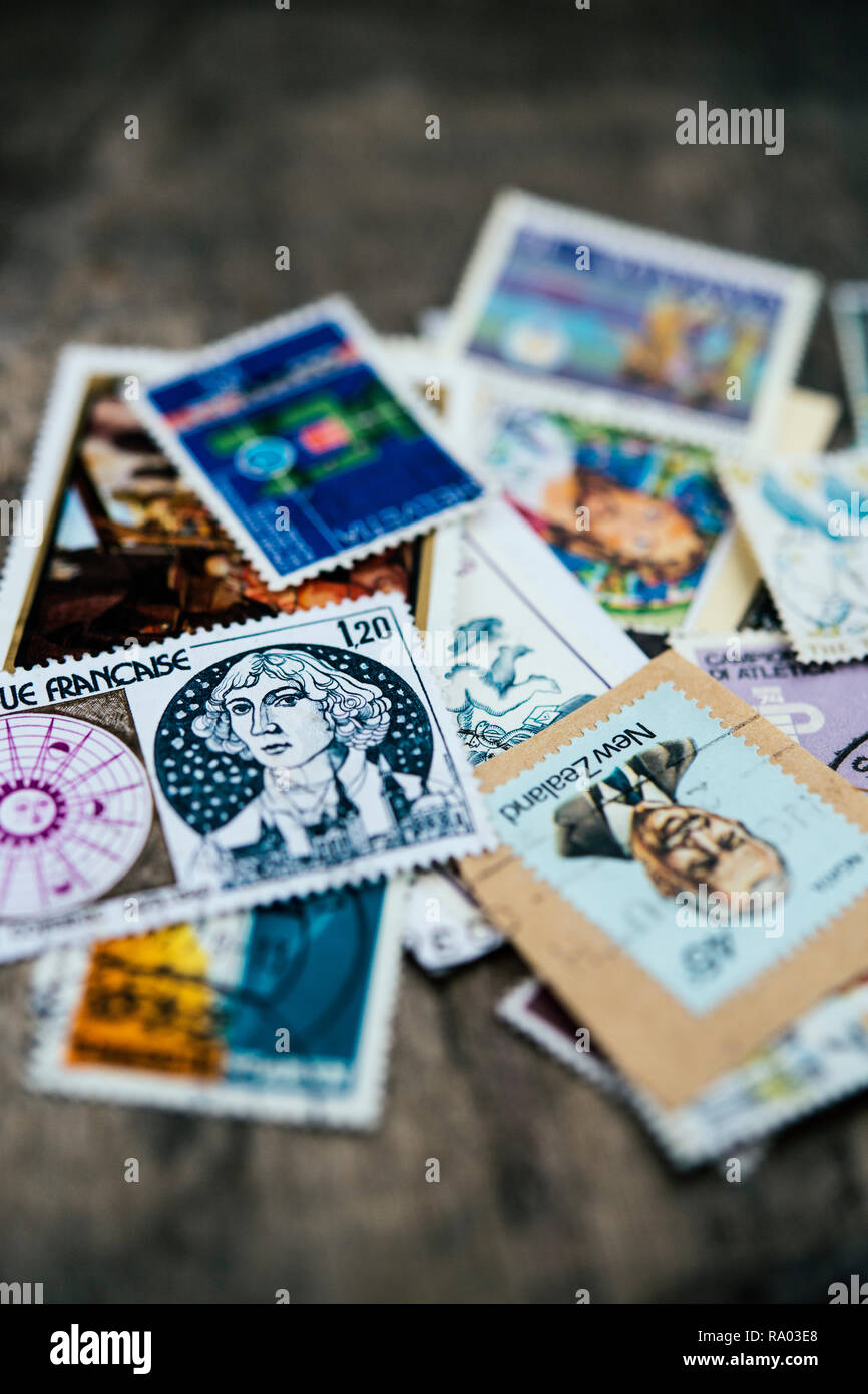 Auswahl des verwendeten Briefmarken aus der ganzen Welt Stockfoto