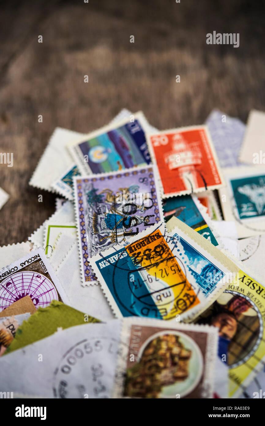 Auswahl des verwendeten Briefmarken aus der ganzen Welt Stockfoto
