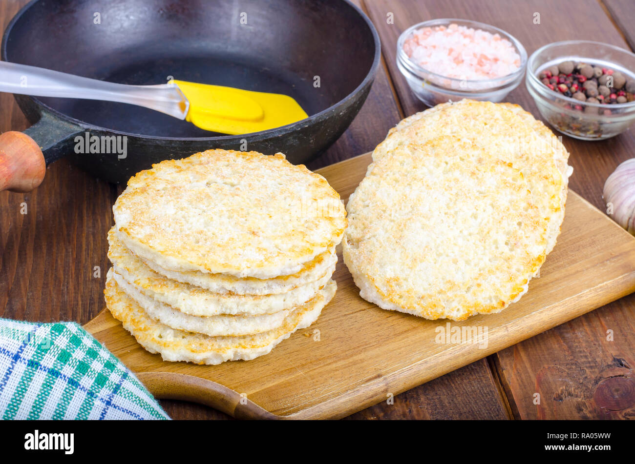 Frozen raw Kartoffelpuffer auf Schneidebrett für das Kochen. Studio Foto Stockfoto