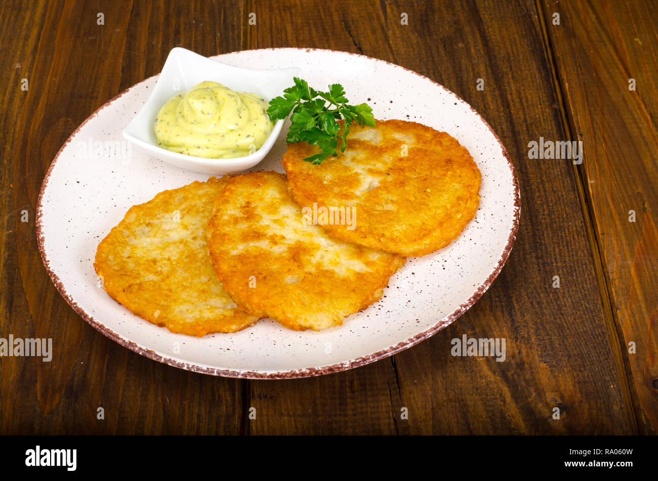 Gemüse Rösti, golden gebratene Kartoffelpuffer mit Dips von Blumenkohl ...