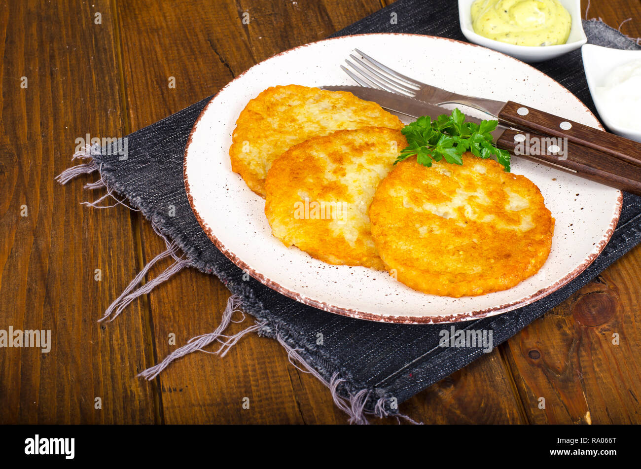 Gemüse Rösti, golden gebratene Kartoffelpuffer mit Dips von Blumenkohl ...