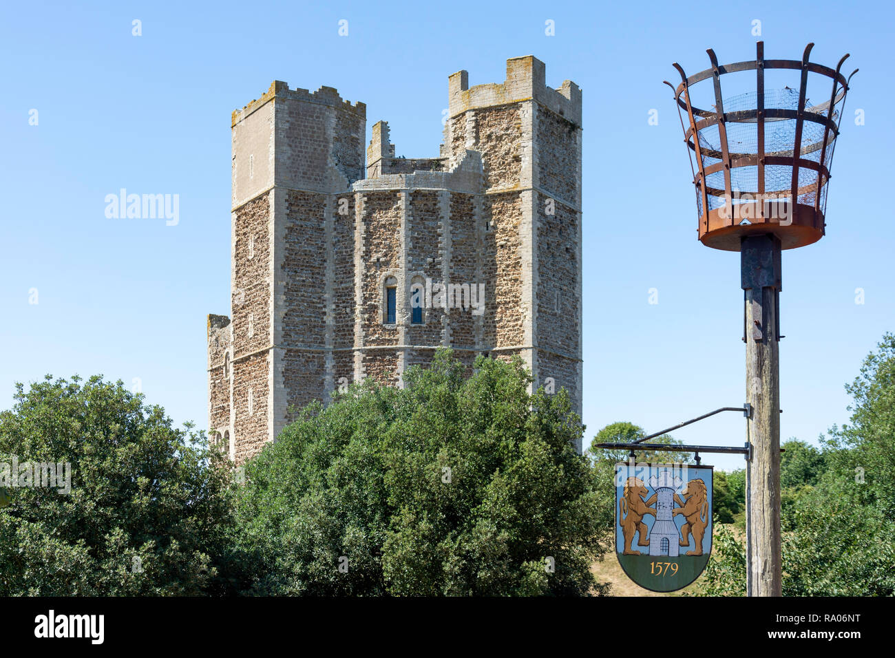 Orford Castle und das Signal Monument (spanische Armada Sichtung), Orford, Suffolk, England, Vereinigtes Königreich Stockfoto