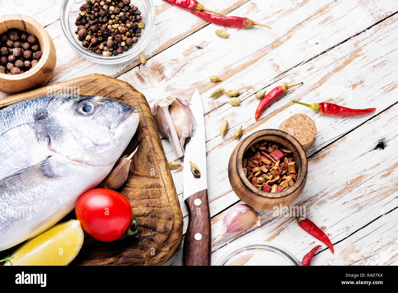 Frische rohe Dorado oder dorade Fisch mit Kräutern und Gewürzen auf dem Kochen board Stockfoto