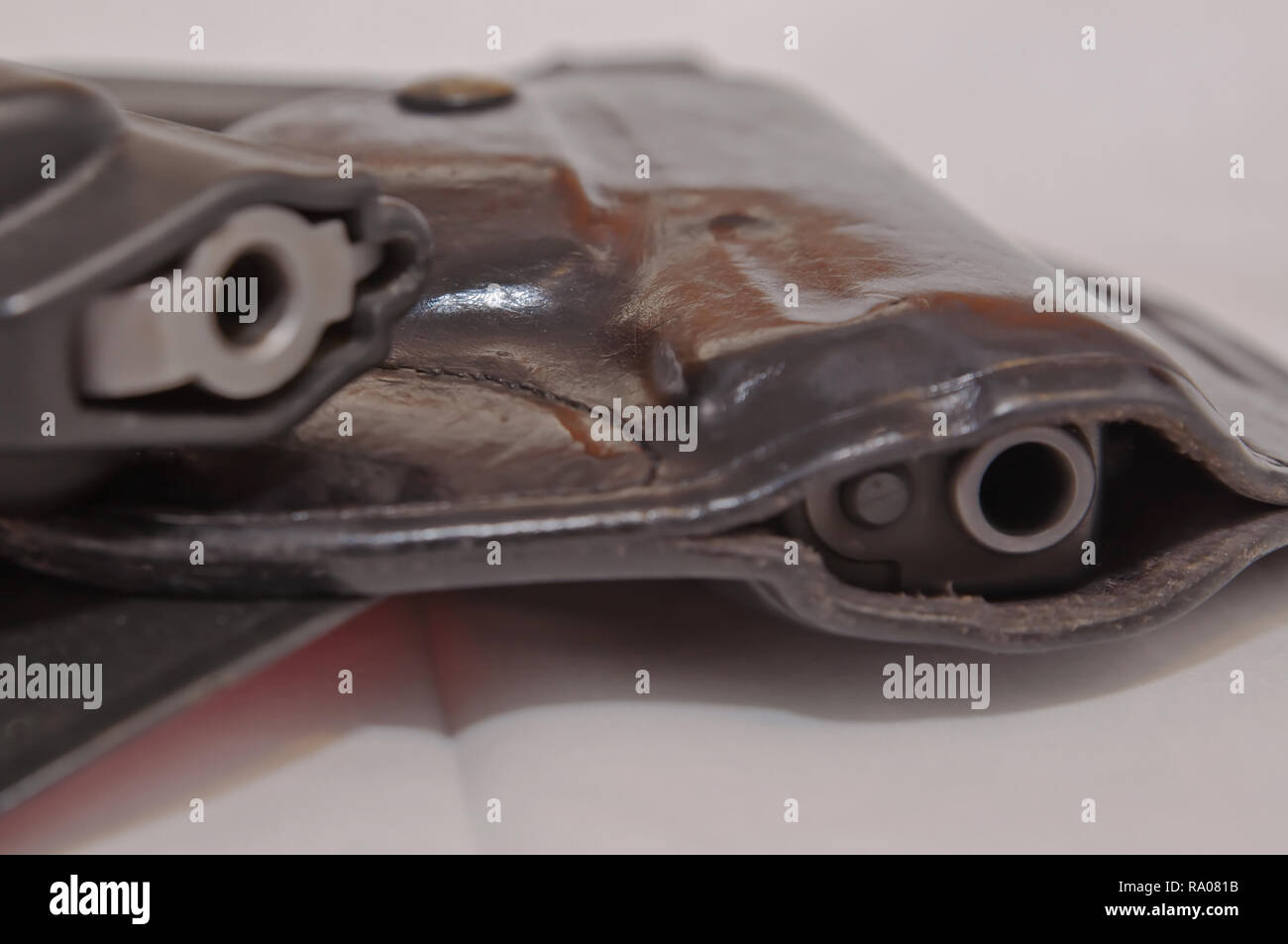 Zwei Pistolen, ein silberner 357 Magnum Revolver auf einem schwarzen 9 mm Pistole auf einem weißen Hintergrund. Beide in Schwarz Halfter gezeigt Stockfoto