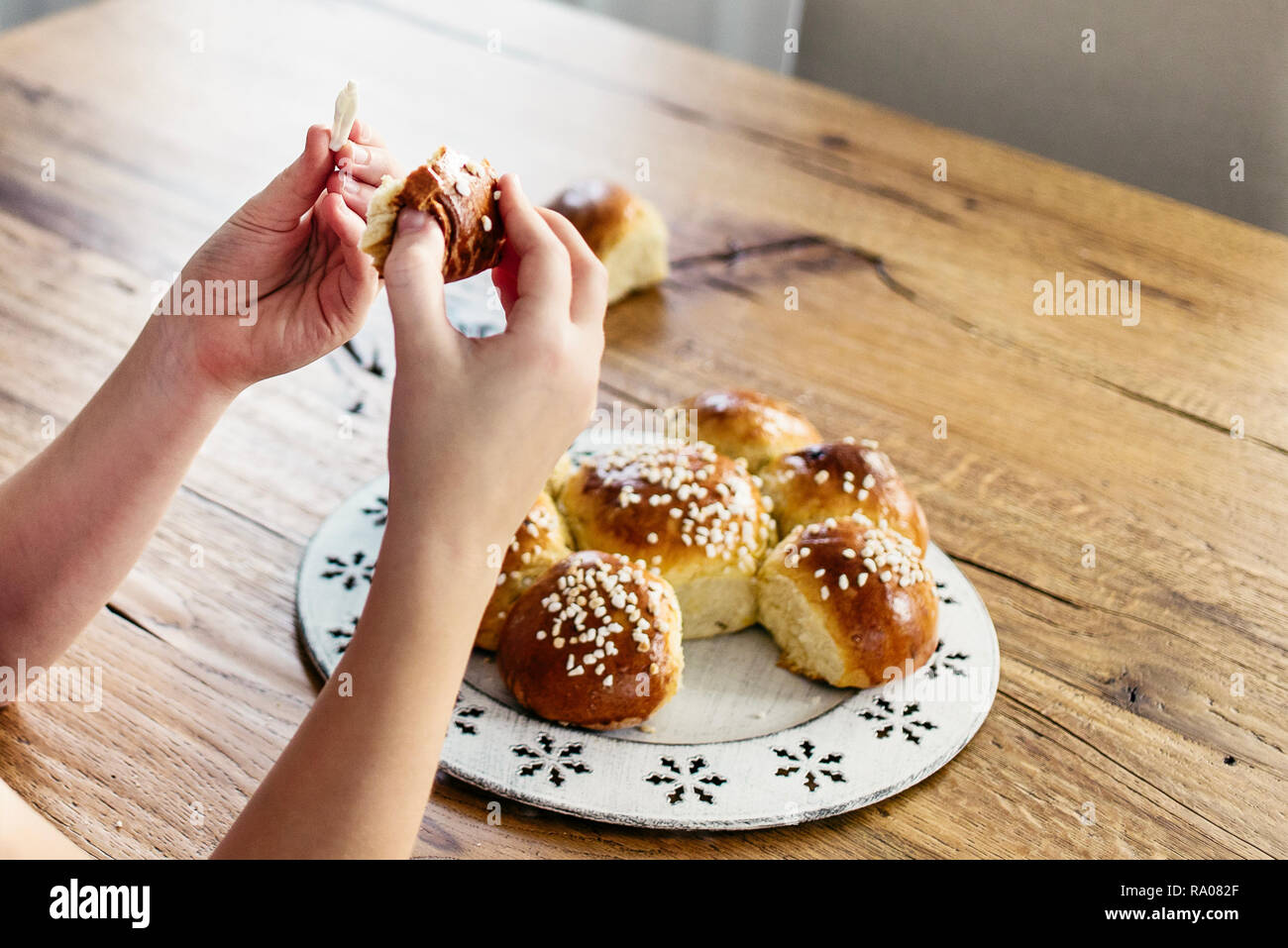 König König Kuchen oder Brot, in deutscher Sprache Dreikönigskuchen  gebacken genannt, in der Schweiz am 6. Januar. Kleine plastik Miniatur des  Königs ist hidde Stockfotografie - Alamy