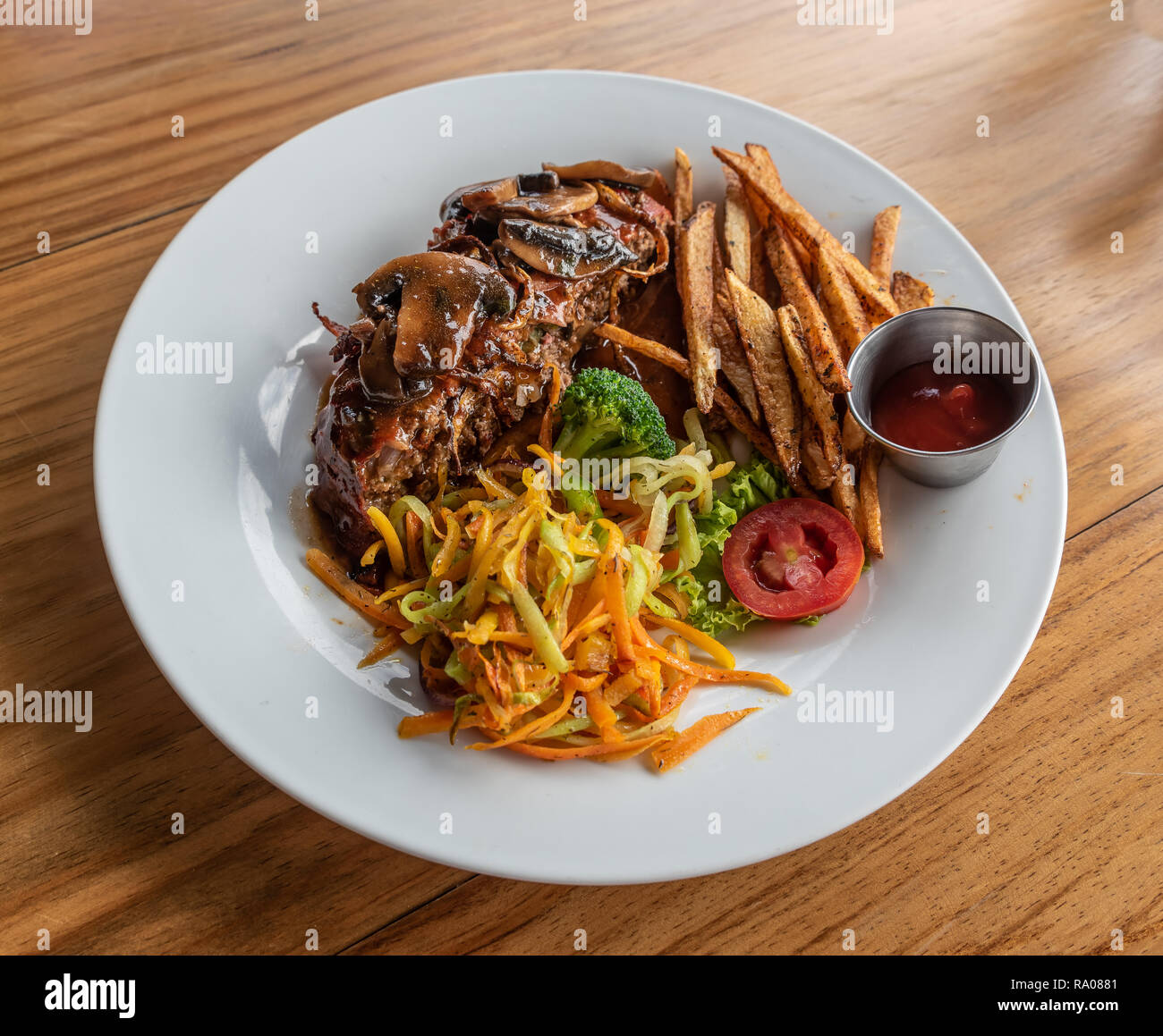 Wein Gourmet Hackbraten mit Soße, Gemüse und Bratkartoffeln Hand ...