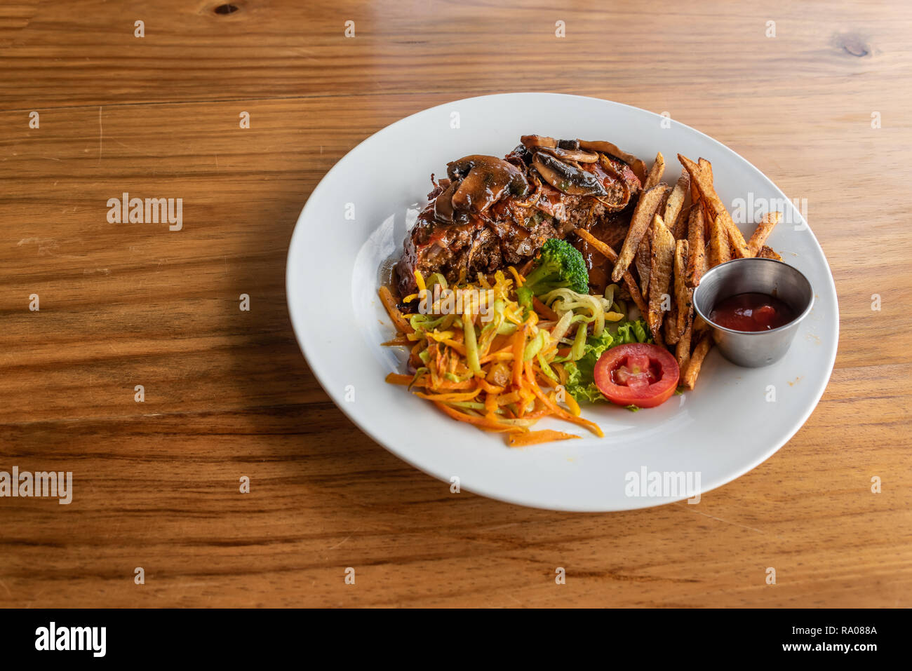 Wein Gourmet Hackbraten mit Soße, Gemüse und Bratkartoffeln Hand schneiden Stockfoto