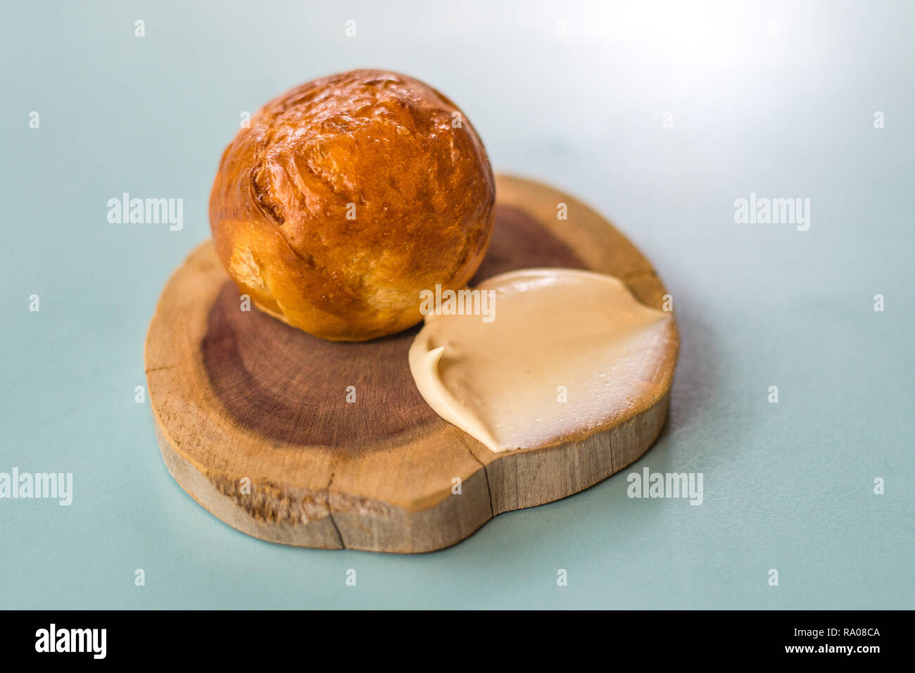 Hausgemachtes Brot und ungesalzene Butter Vorspeise Stockfoto