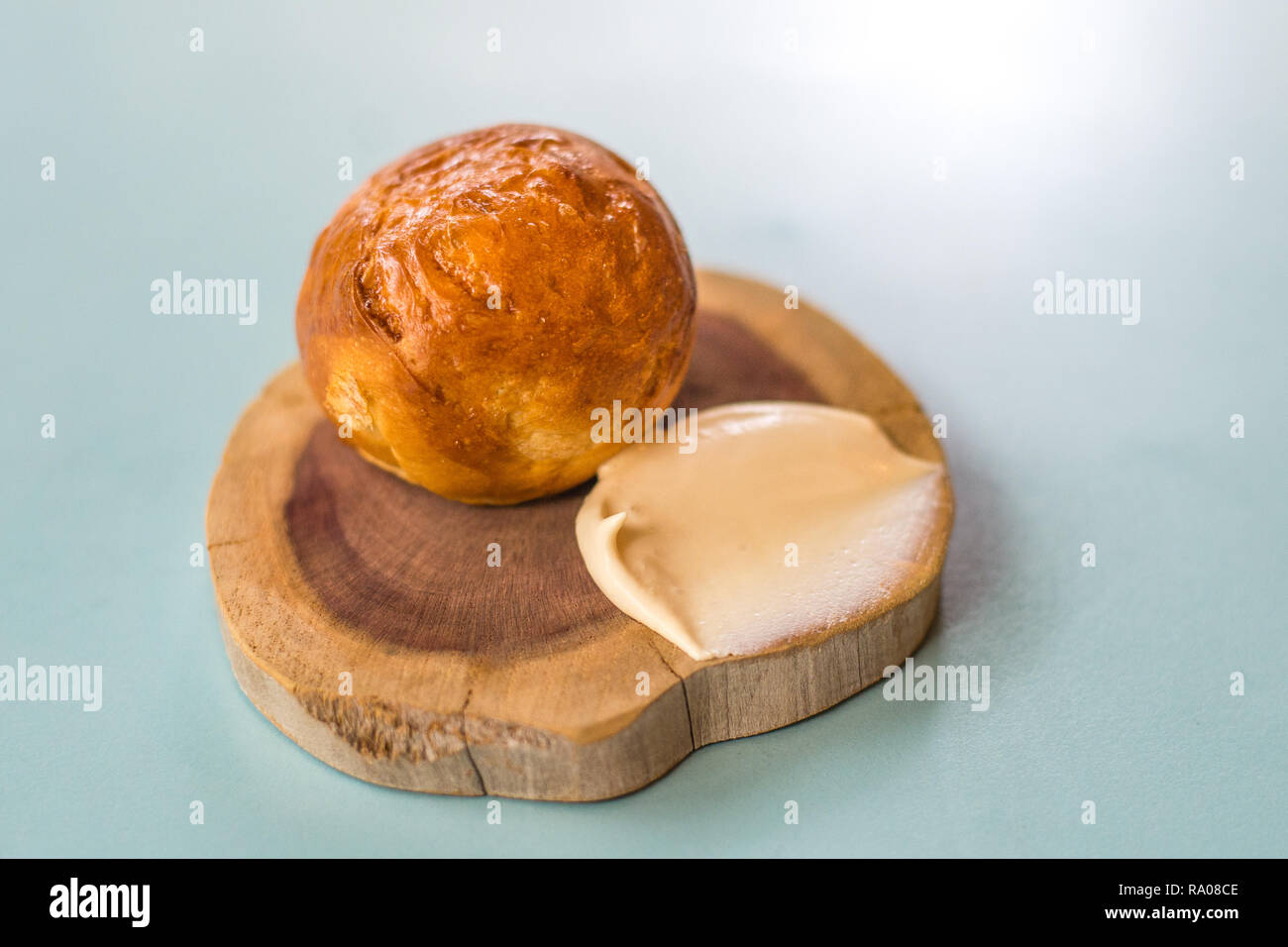 Hausgemachtes Brot und ungesalzene Butter Vorspeise Stockfoto