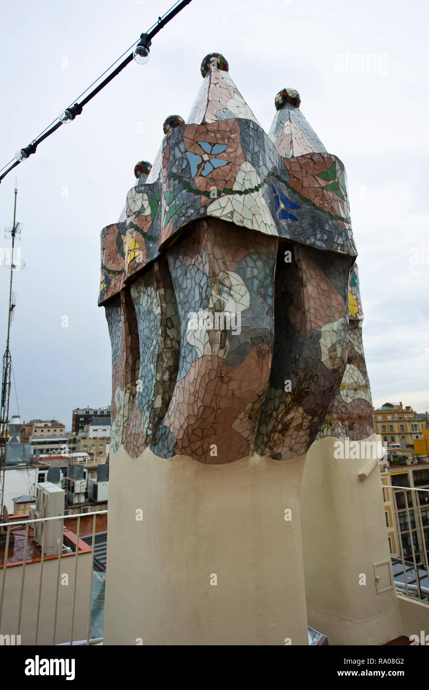 Reich Verzierte Schornsteine Auf Dem Dach Der Casa Batllo Haus Von