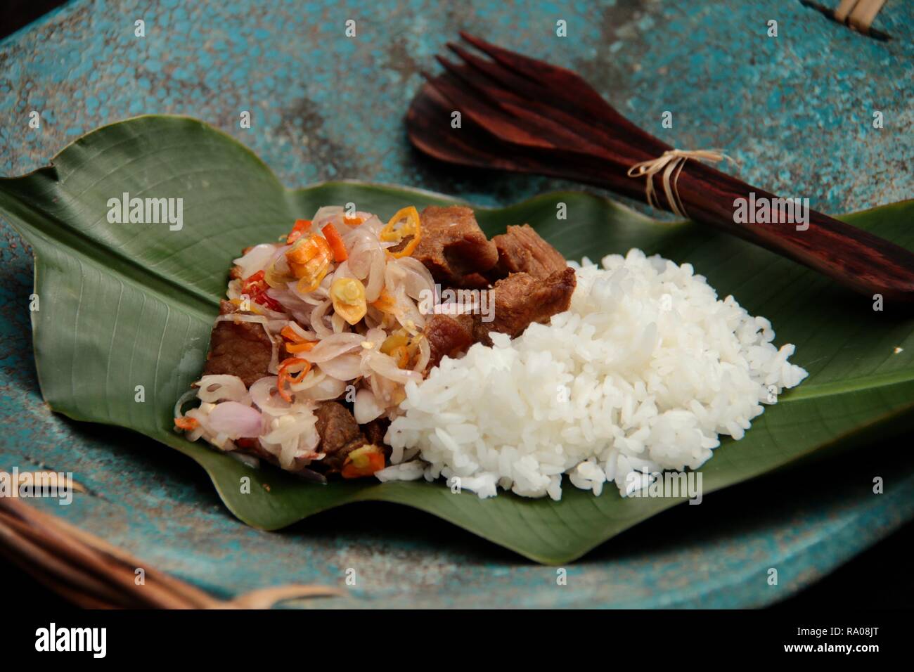 Babi Goreng Sambal Matah. Balinesisches Gericht von gebratenem Schweinefleisch Würfeln mit frischen salsa von Schalotten und Zitronengras. Stockfoto