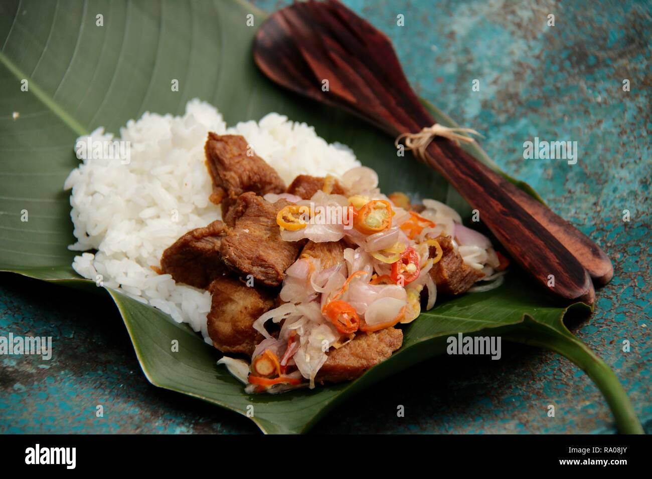 Babi Goreng Sambal Matah. Balinesisches Gericht von gebratenem Schweinefleisch Würfeln mit frischen salsa von Schalotten und Zitronengras. Stockfoto