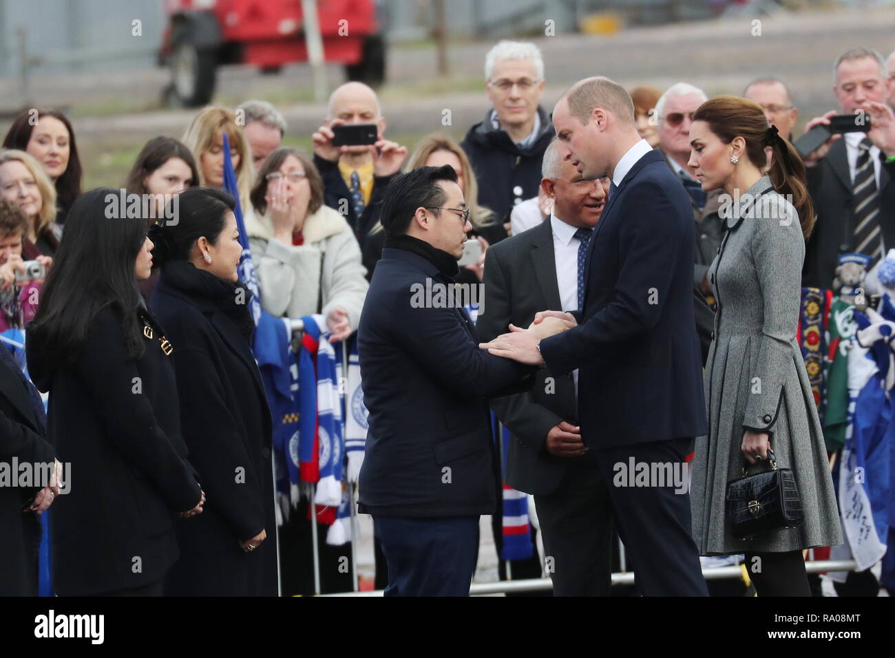 Der Herzog und die Herzogin von Cambridge besuchen Sie die Website Tribut und Leicester City Football Club King Power Stadion mit: Prinz William, Herzog von Cambridge, Katharina, Herzogin von Cambridge. Kate Middleton, Aiyawatt Srivaddhanaprabha, Aimon Srivaddhanaprabha Wo: Leicester, Großbritannien Wann: 28 Aug 2018 Quelle: John rainford/WANN Stockfoto