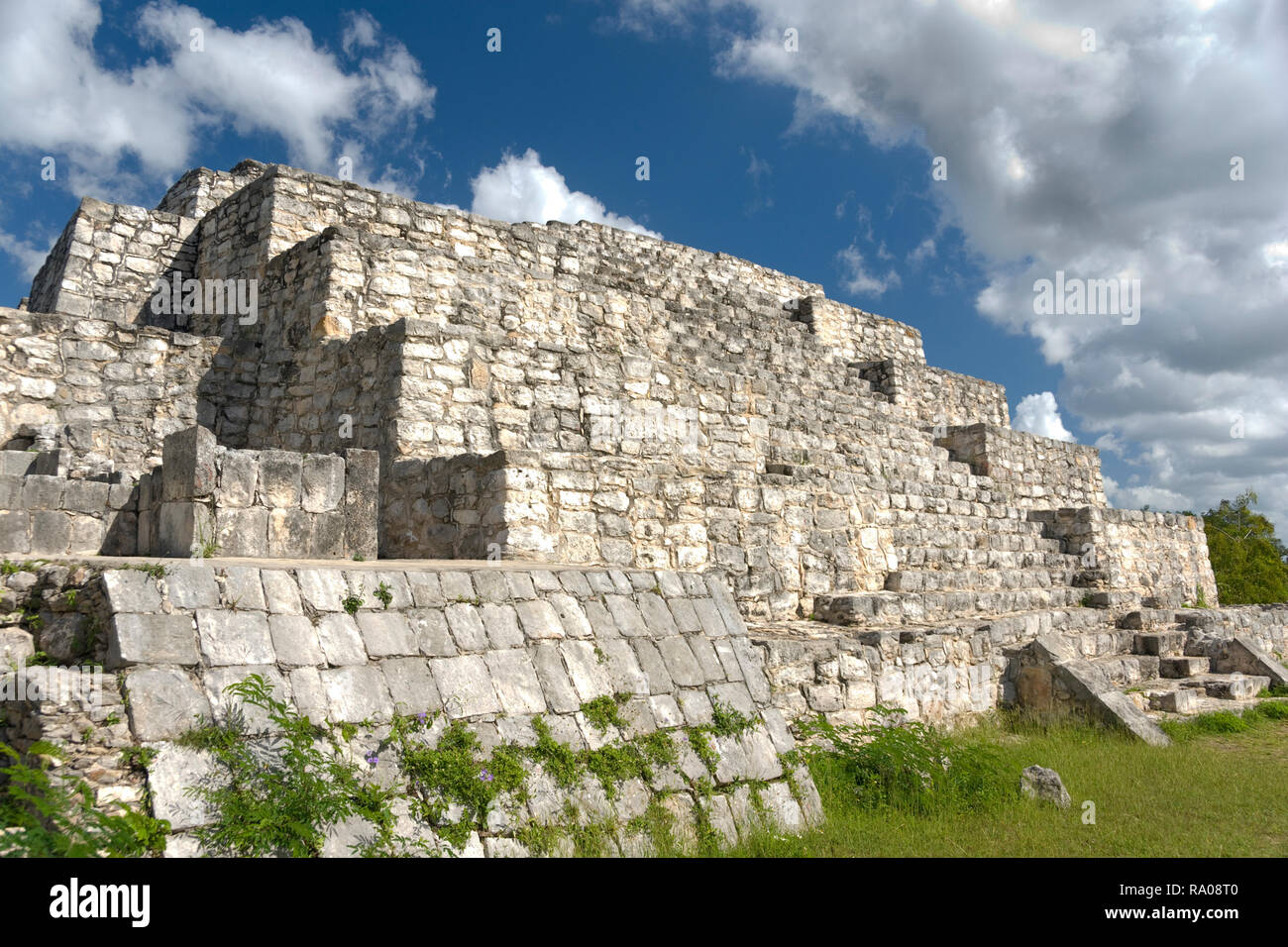 Mexiko - Jan 16 2007: Pyramidenstruktur 36 ist eine 10 m hohe 4 tiered Maya-pyramide in der nordöstlichen Ecke des zentralen Plaza in Dzibilchaltún in der Nähe von Merida Stockfoto