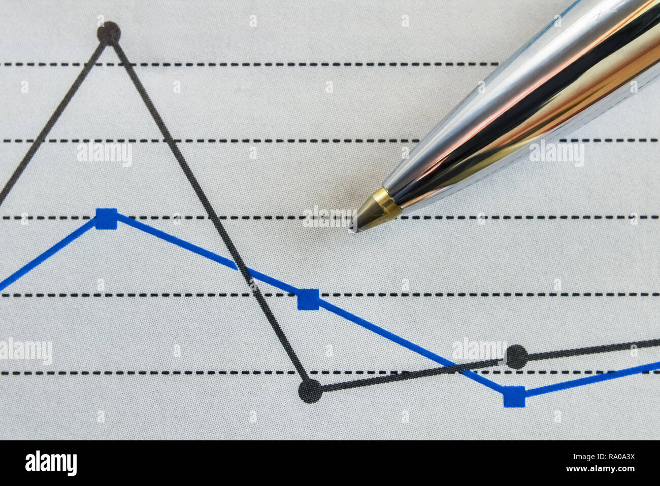 Stift und einer gebrochenen Linie graph, die gewisse Datenfluss Stockfoto