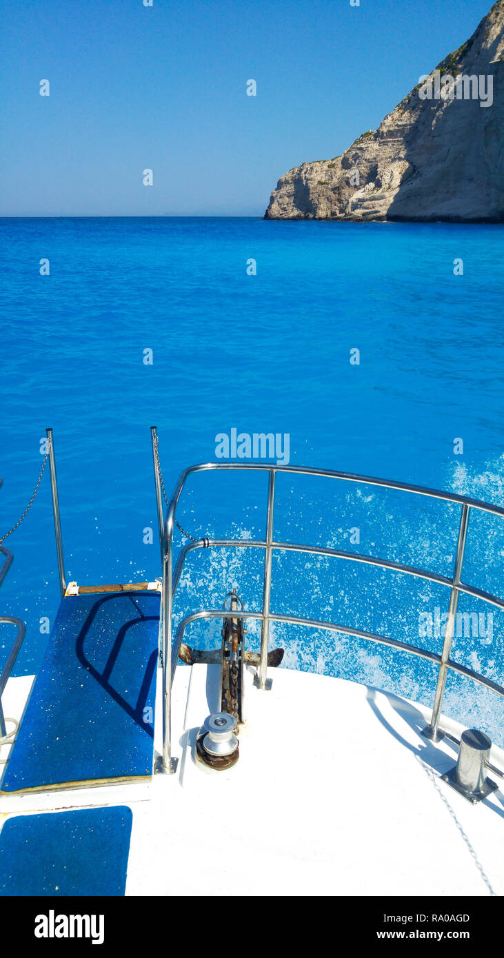 Einen Blick von einem Schiff auf das blaue Meer und Himmel im Laufe des Tages Stockfoto