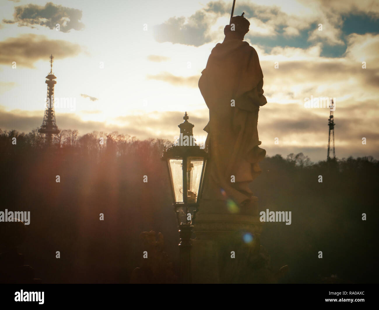 Beleuchtete Skulptur Turm wolken Prag Stockfoto