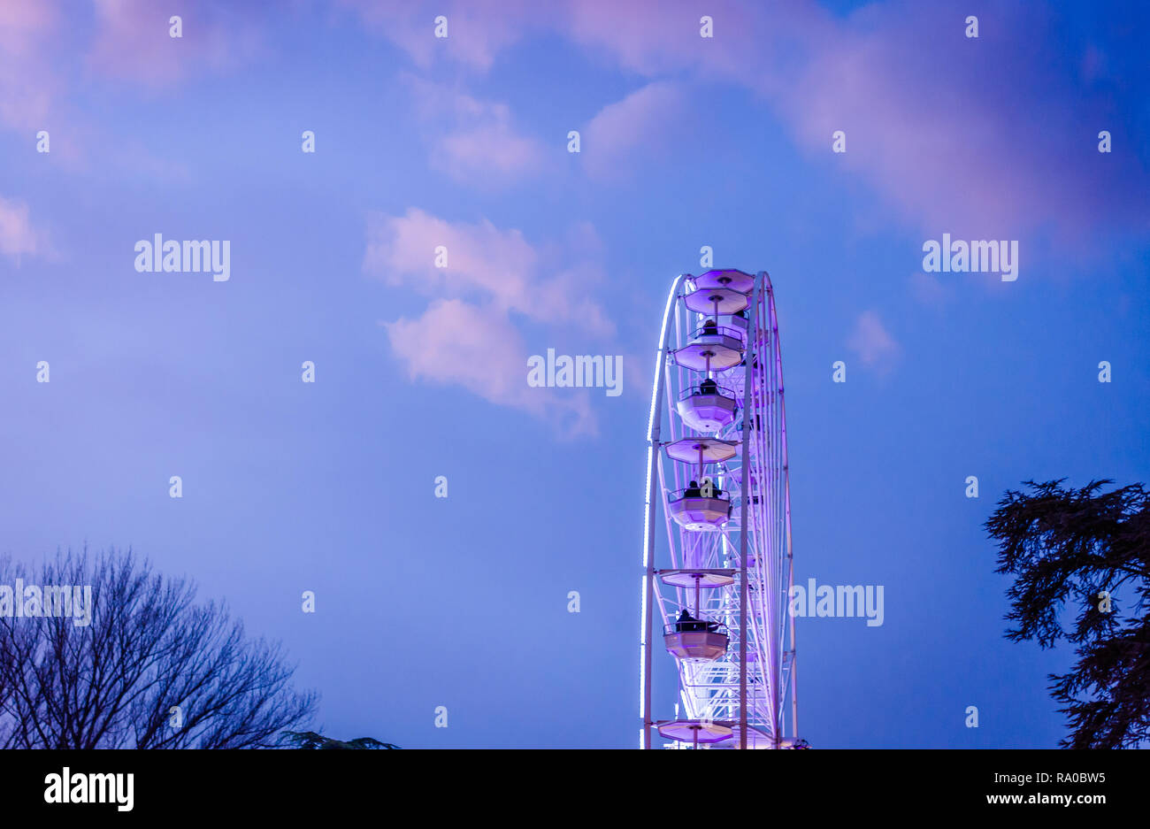 Das große Riesenrad auf dem Hintergrund des sonnigen blauen Himmel Stockfoto
