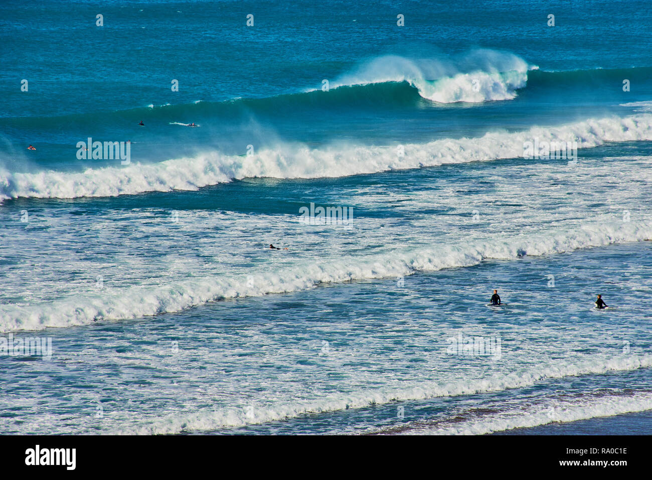 Große Wellen bei Trebarwith Strand Strand mit Körper Surfer Stockfoto