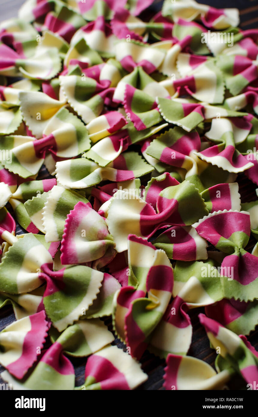 Italienische raw Bunte farfalle Pasta. Schließen Stockfotografie - Alamy