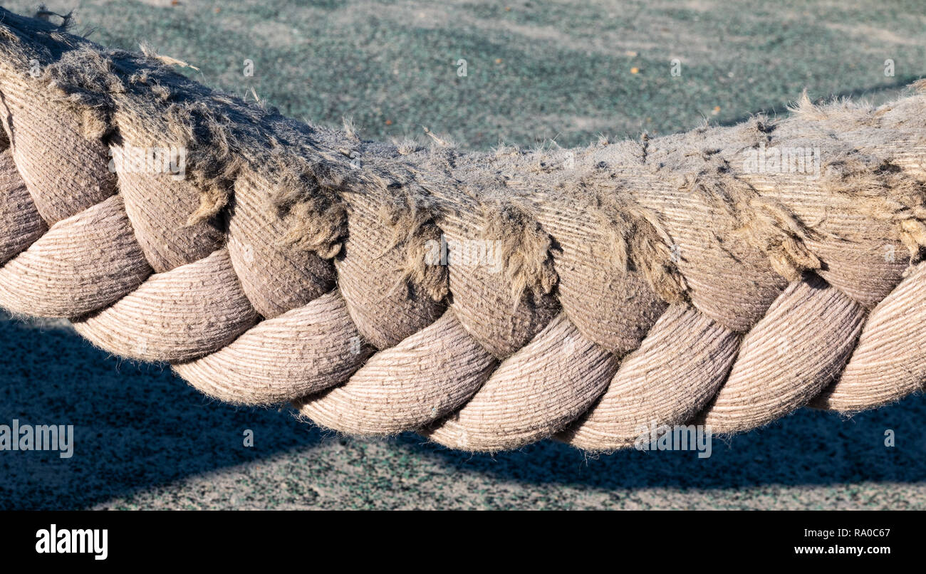 Nahaufnahme von einem abgenutzten Seil Stockfoto
