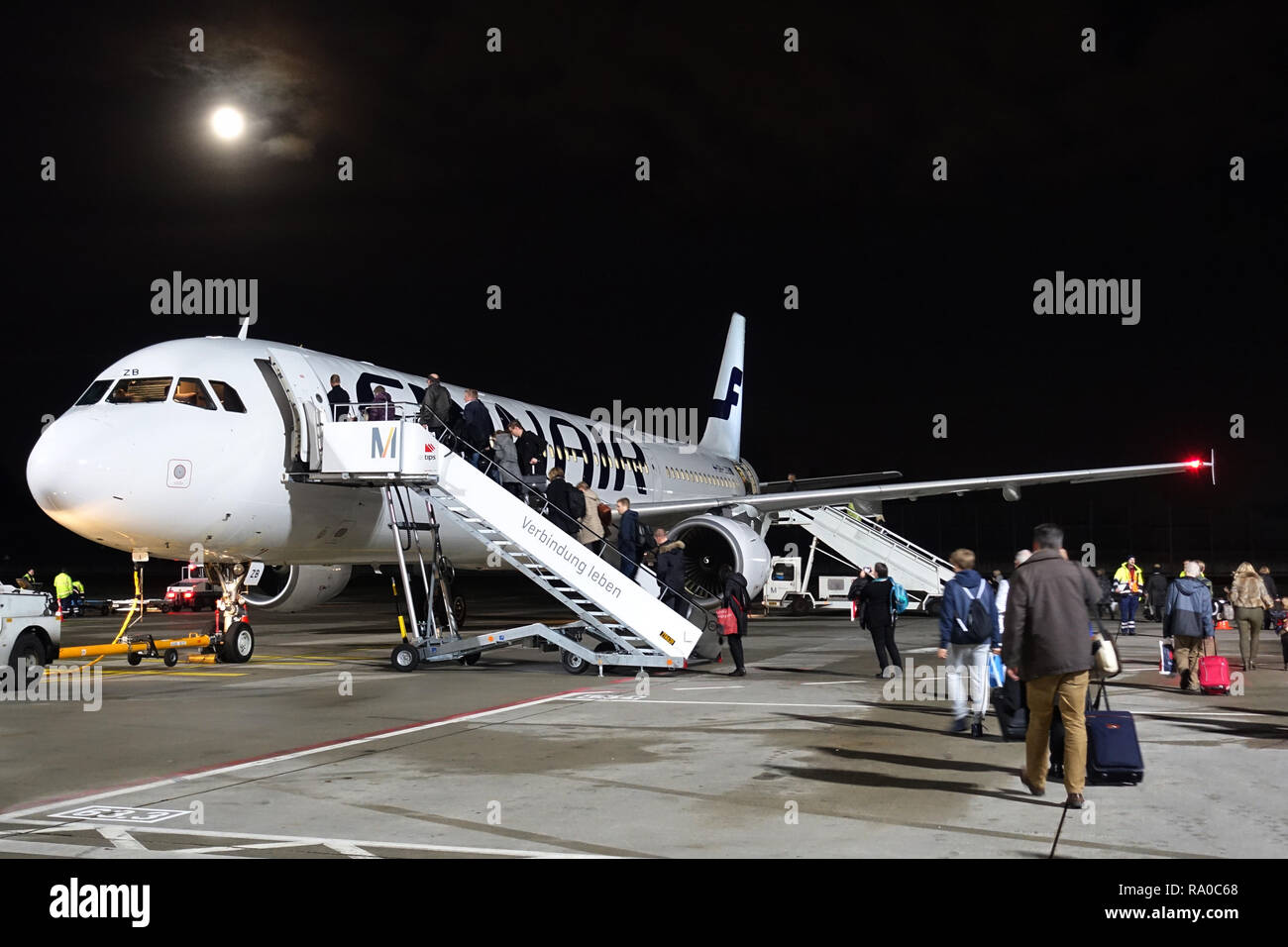 04.12.2017, Berlin, Berlin, Deutschland, Flugpassagiere steigen am Flughafen Berlin-Tegel in eine Maschine der Finnair ein. 00 S 171204 D027 CARO.JPG [MOD Stockfoto