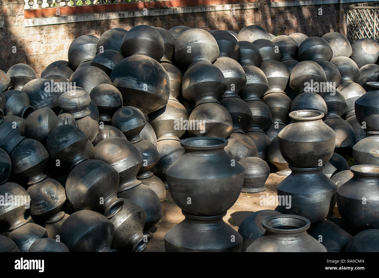 Große schwarze Ton Küche Lagerung Töpfe bis zu einem gesamten Verkauf Markt  für Verkauf in Indien bereit Stockfotografie - Alamy