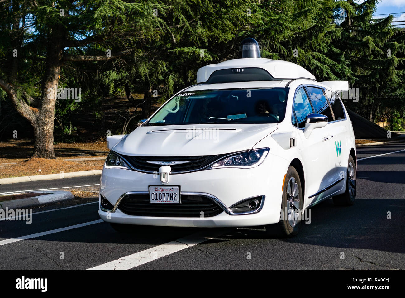 Dezember 23, 2018 Mountain View/CA/USA - Waymo Selbstfahrer auto Tests auf einer Straße in der Nähe der Hauptsitze von Google, Silicon Valley Stockfoto