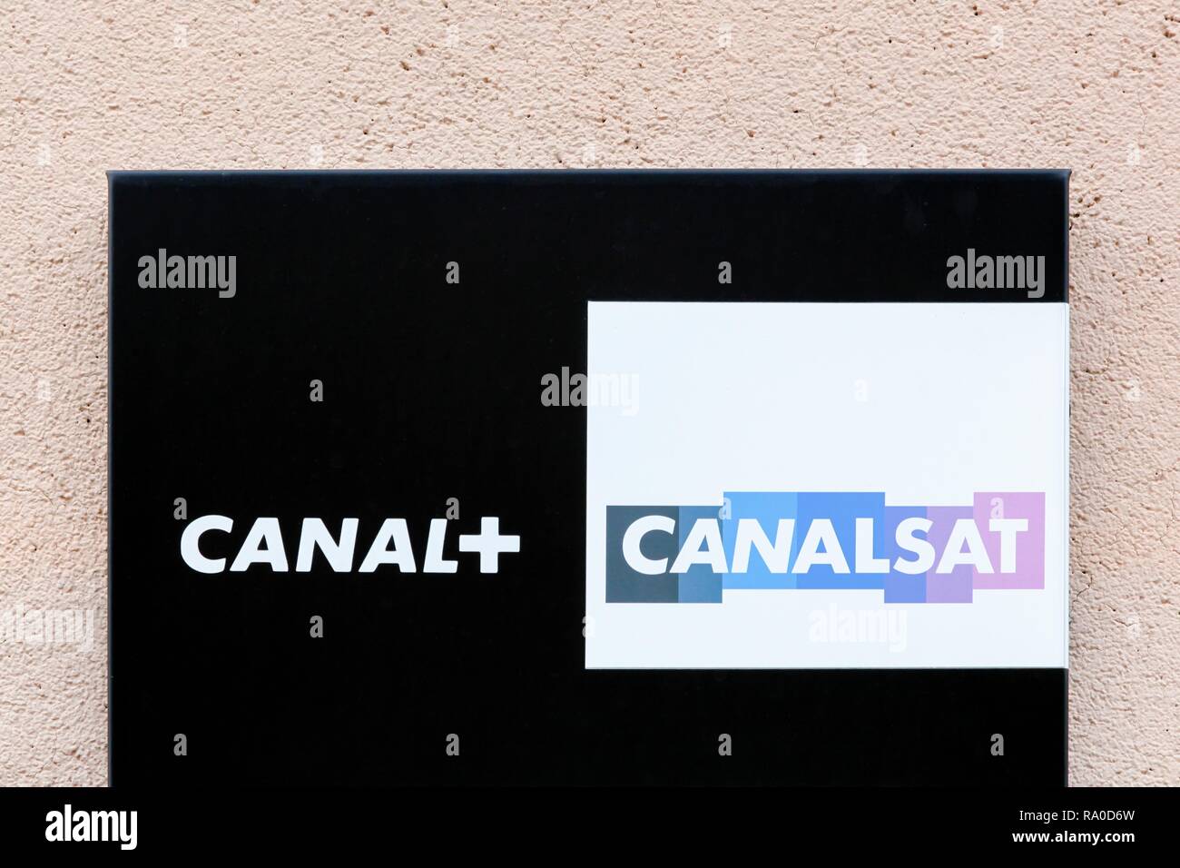 Saint Etienne, Frankreich - 20. November 2018: Canal+ und Canalsat Logos auf eine Wand. Canal+ ist eine französische Premium-TV-Kanal im Jahr 1984 gestartet Stockfoto