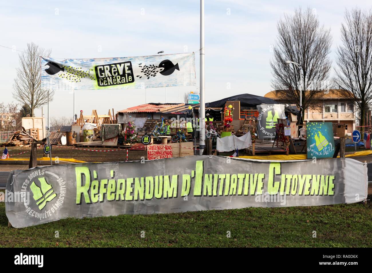 Villefranche, Frankreich, 18. Dezember 2018: Gelb Protest in Frankreich an einem runden Kreis und Fragen für die RIC Stockfoto