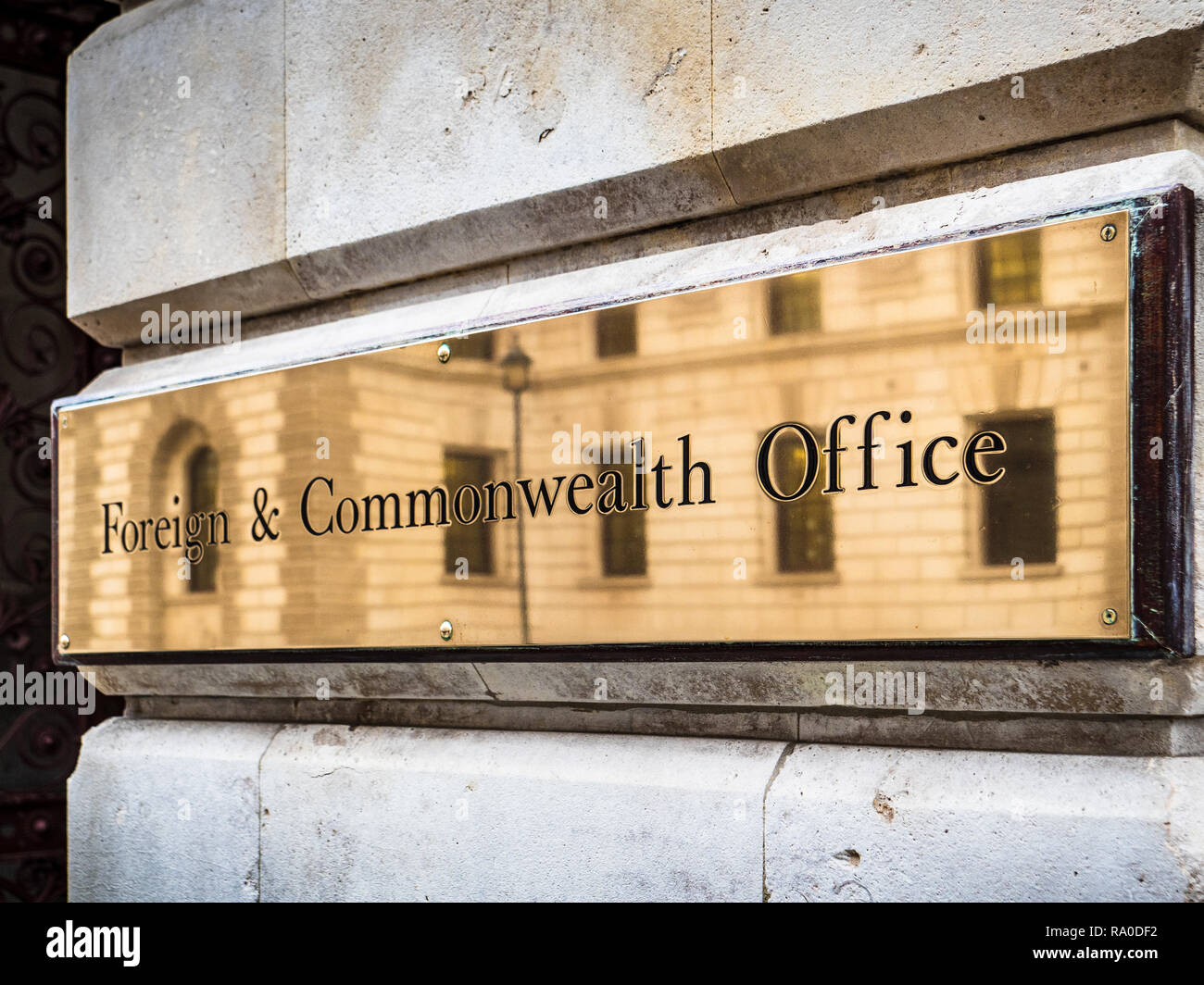 Außenministerium FCO Whitehall London-Schild am Eingang des Auswärtigen Amtes King Charles Street London Stockfoto