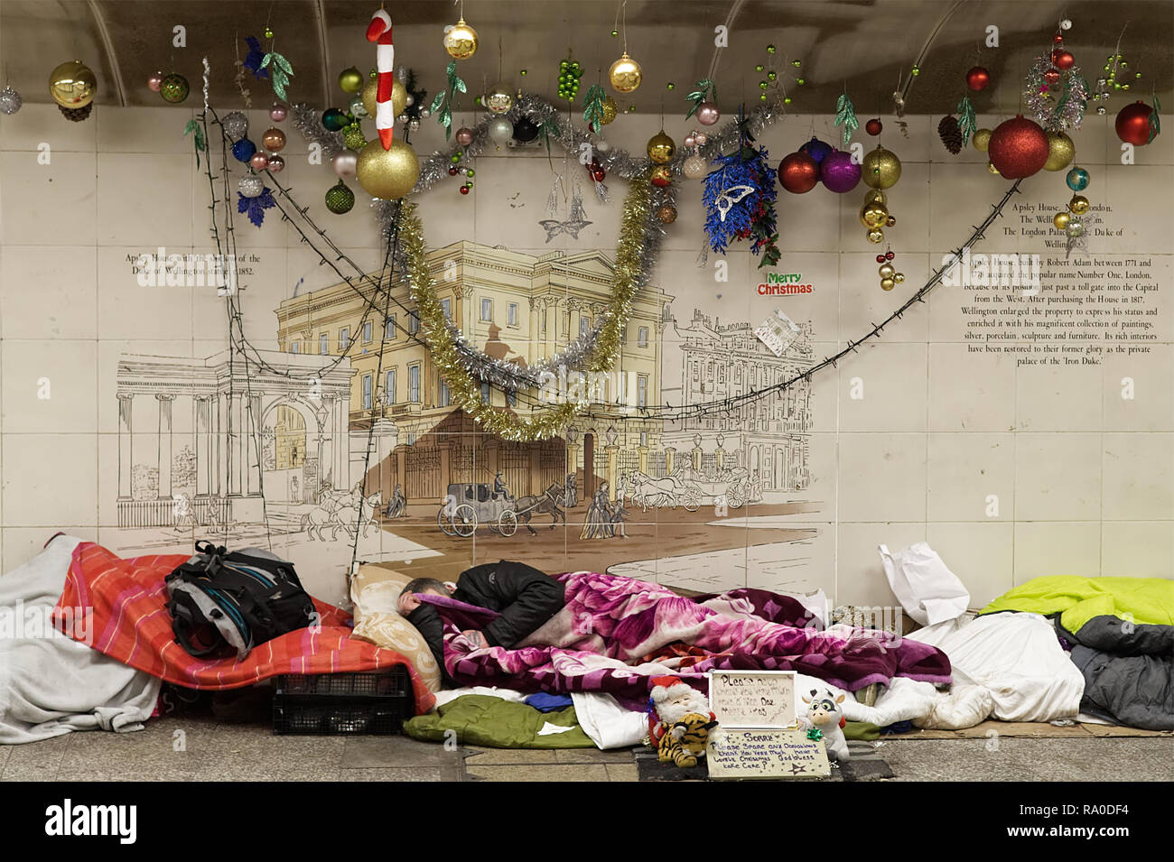 Obdachlosen schlafen in der Nähe der U-Bahn in der Weihnachtszeit Stockfoto