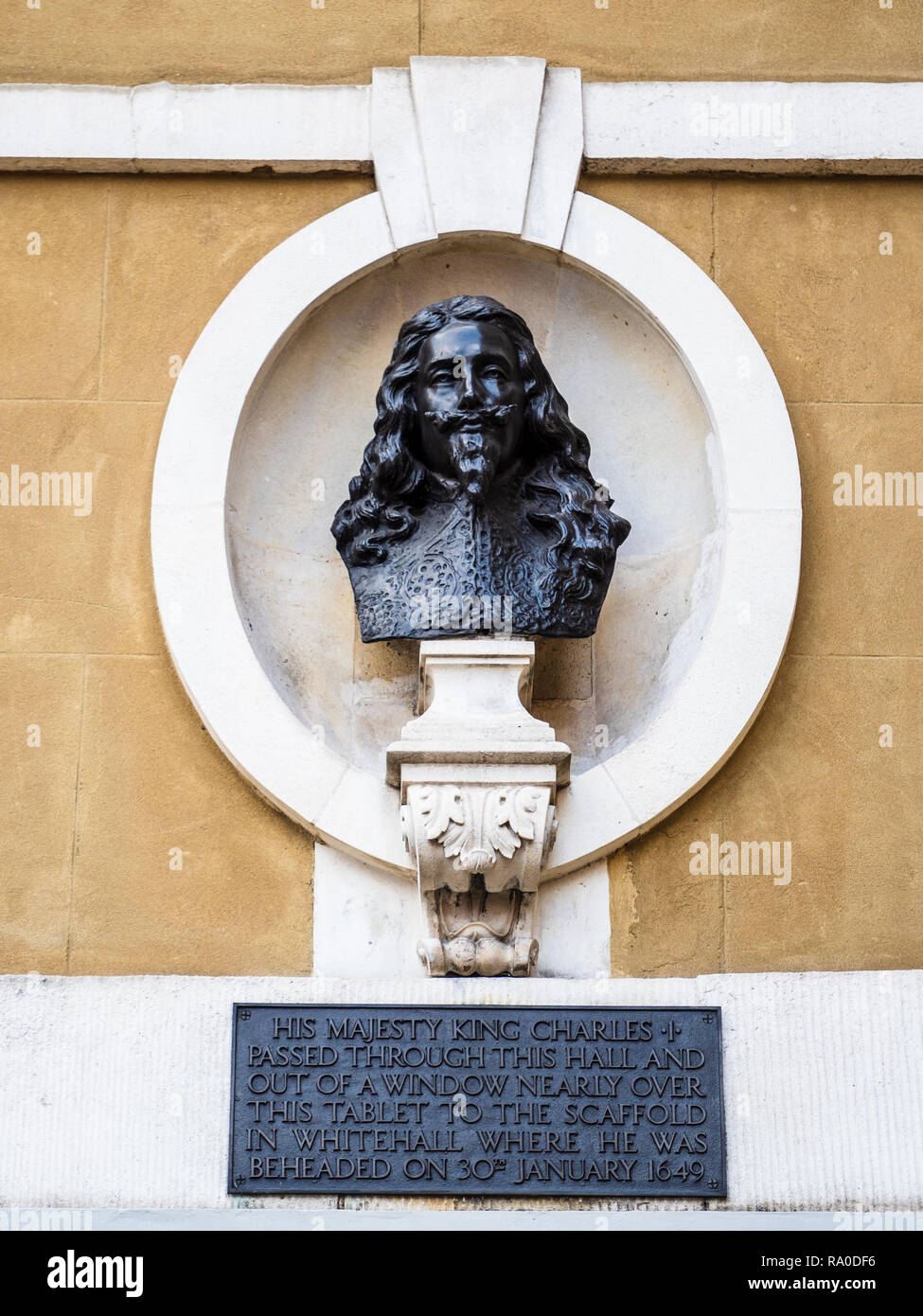 König Karl I statue Büste Banqueting House London - King Charles I (1600-1649) am 30. Januar 1649 vor Banqueting House Whitehall ausgeführt wurde. Stockfoto