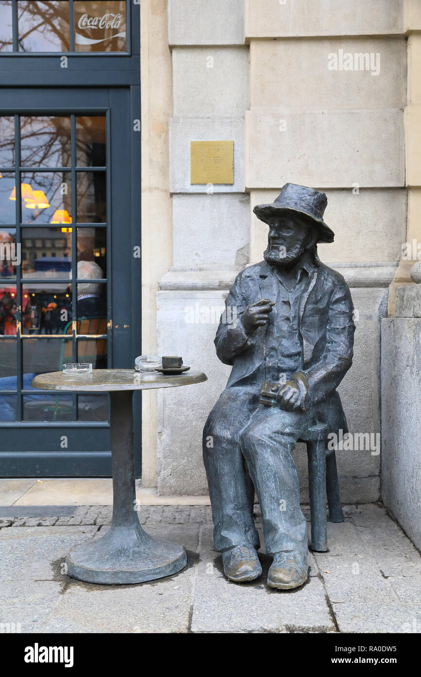 Die Piotr Skrzynecki Denkmal, ein Tribut für den Mann Das war ein exzentrischer Legende in der lokalen Kunstszene, am Marktplatz, in Krakau, Polen Stockfoto