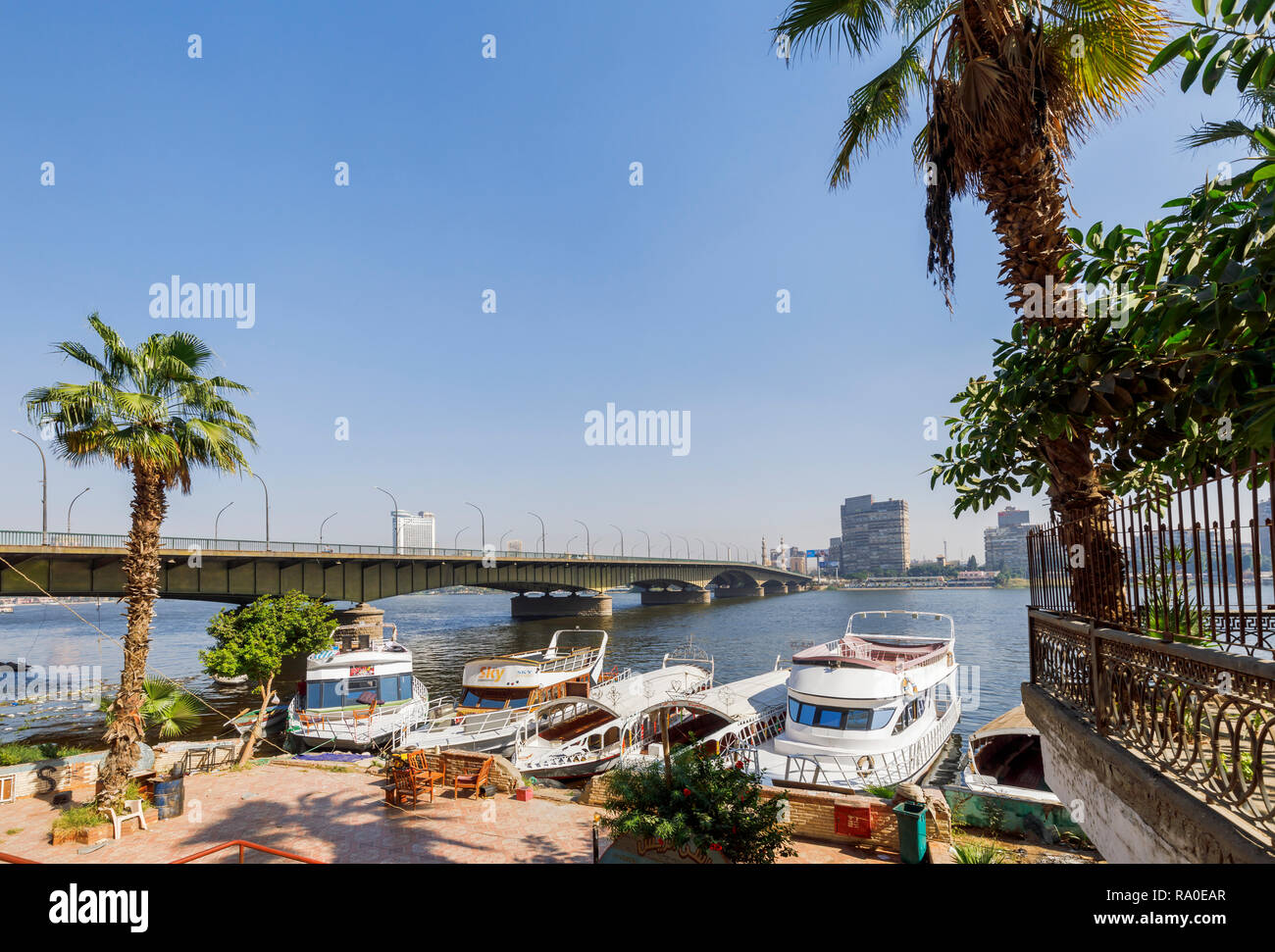 Boote am Ufer von der Universität Kairo Brücke über den Nil in Giza, Kairo, Ägypten, auf der Suche nach Osten Bank an einem sonnigen Tag Stockfoto