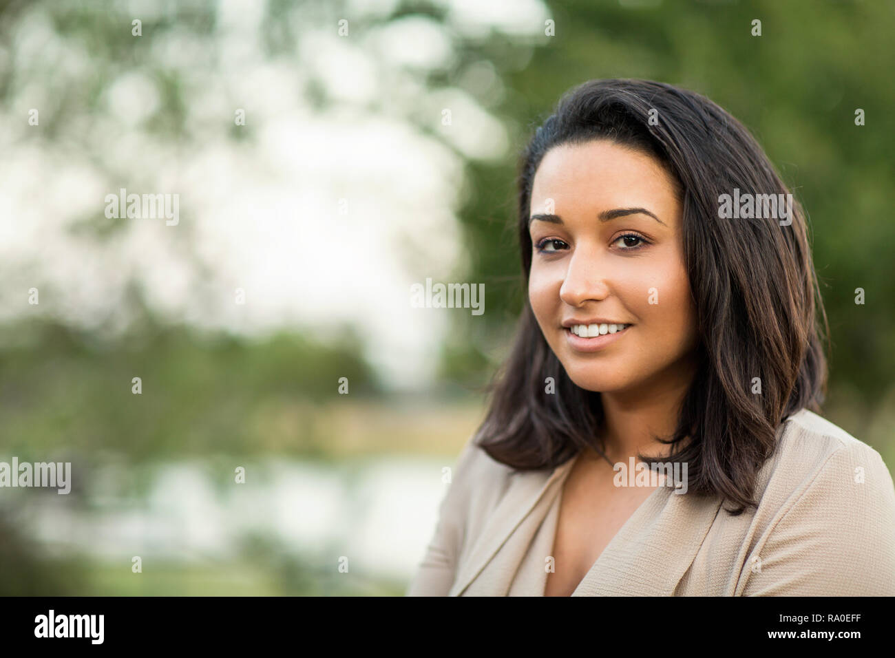 Junge zuversichtlich glücklich Hispanic Frau außerhalb lächelnd. Stockfoto