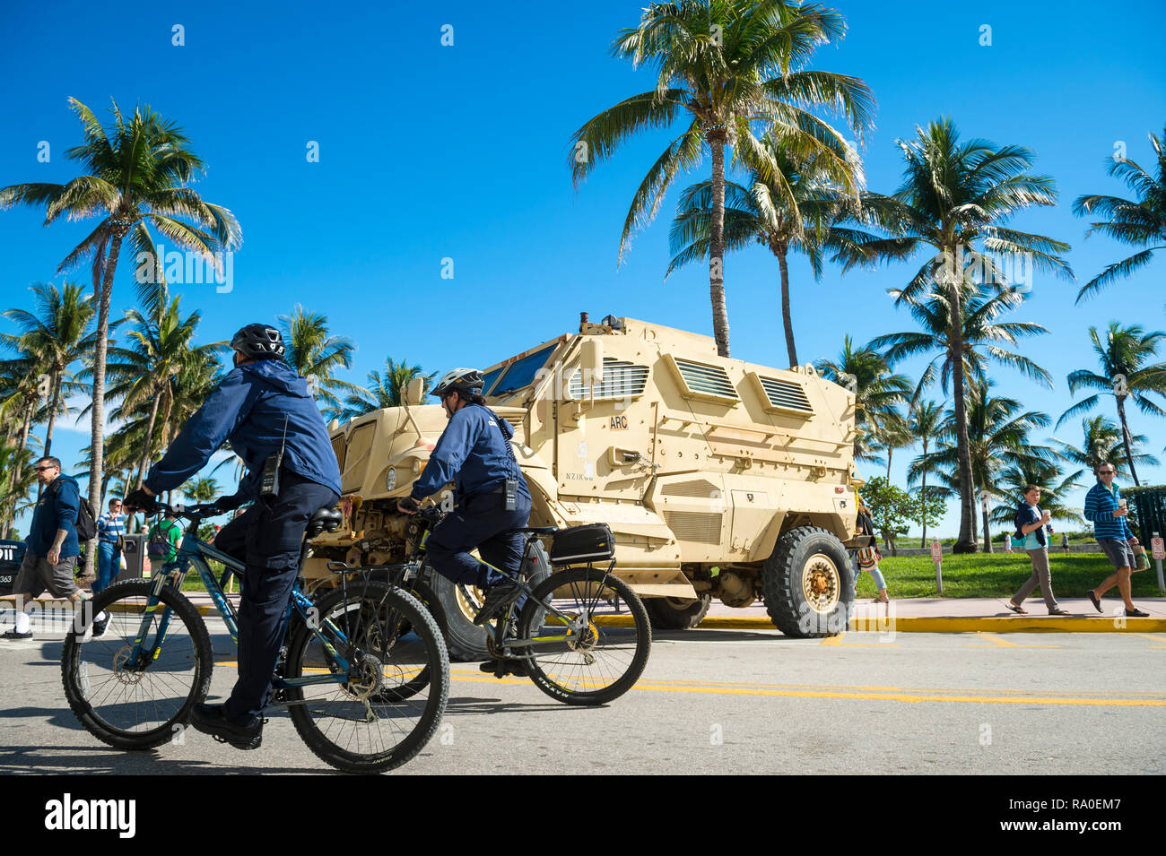 MIAMI - ca. Dezember 2017: eine militärische gepanzerten Fahrzeug steht, Wachmann am Ocean Drive Schutz der Massen von Fußgängern für die Feiertage gesammelt. Stockfoto