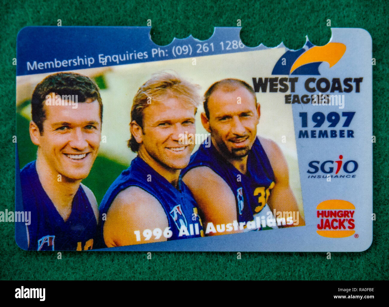 Mitchell weiß, Chris Jones und Peter Matera an der Westküste Adler Fußball Club Mitgliedskarte für das Jahr 1997. Stockfoto