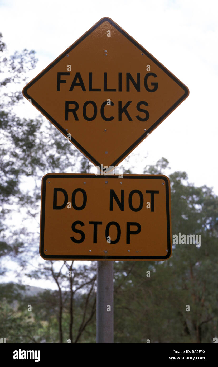STRASSENSCHILD, NEW SOUTH WALES, AUSTRALIEN, WARNT FAHRER VOR HERABFALLENDEN FELSEN UND HÄLT IHR FAHRZEUG AUS SICHERHEITSGRÜNDEN NICHT AN. NEW SOUTH WALES. Stockfoto