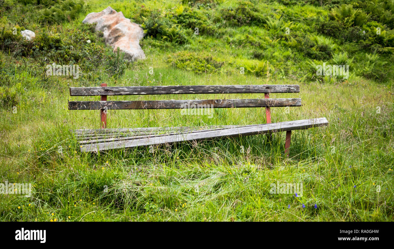 Kaputte parkbank Fotos und Bildmaterial in hoher Auflösung Alamy