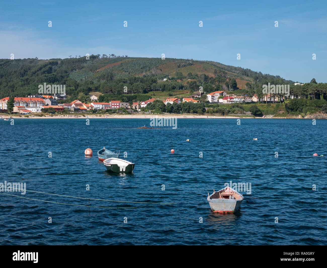 Blick über Sardiñeiro tun Abaixo, der Strand und einige kleine Fischerboote, Fisterra, Galizien, Spanien Stockfoto