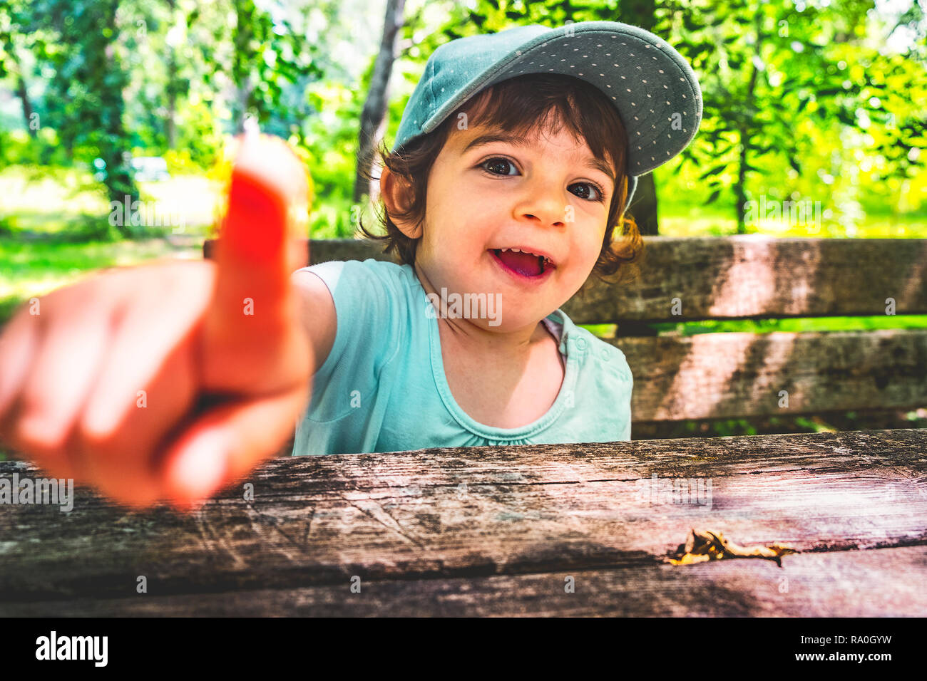 Naughty Boy Kind zeigen mit dem Finger auf Kamera taunt portrait Natur b Stockfoto