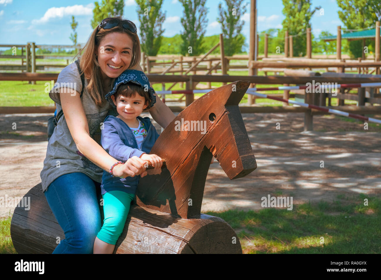 Happy Family Horse Ranch Streichelzoo reise Hintergrund Mutter und Baby Kind fahren Stockfoto