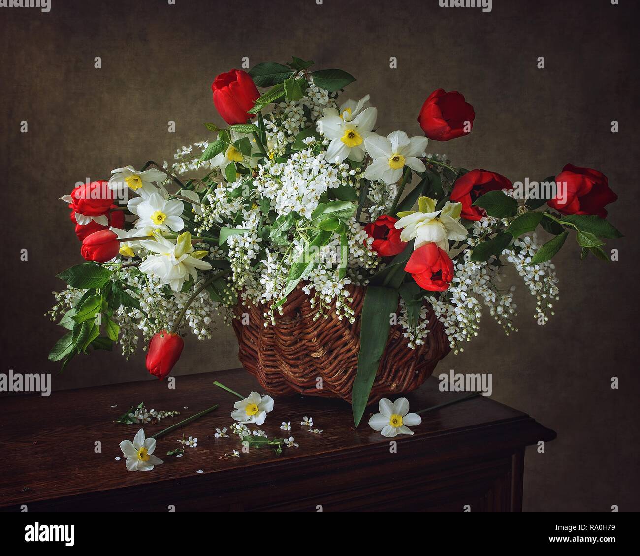 Stillleben mit gemischten Strauß Frühlingsblumen Stockfoto