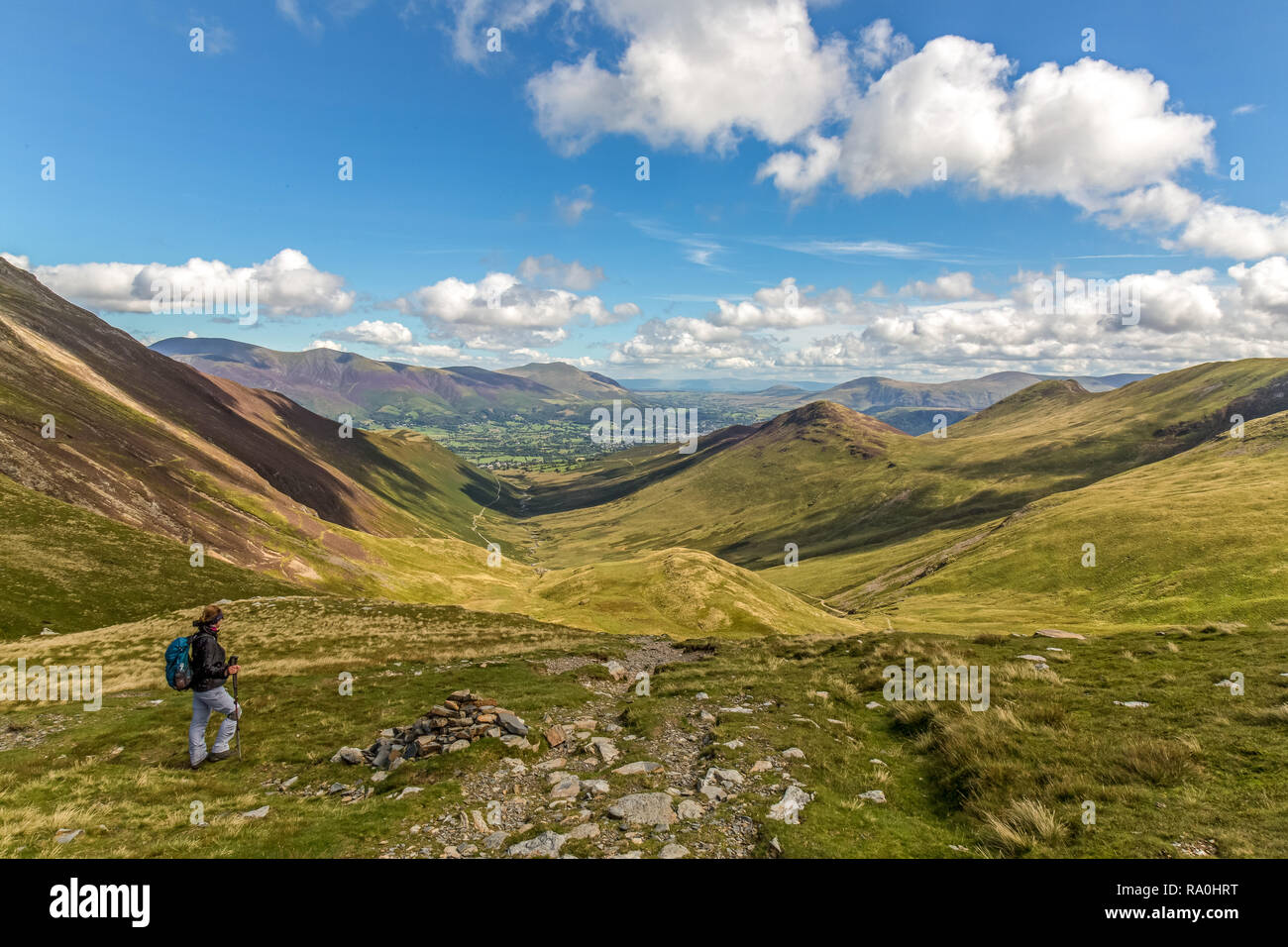 Weibliche Wanderer North East Down suchen die Coledale Vally in Richtung Braithwaite auf die coledale Horshoe Trail im Lake District. Stockfoto