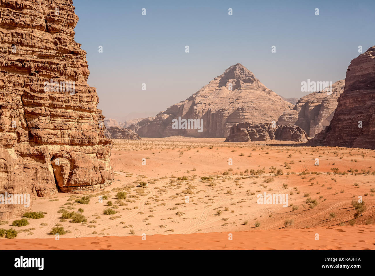 Wüstenlandschaft im Wadi Rum in Jordanien. Stockfoto