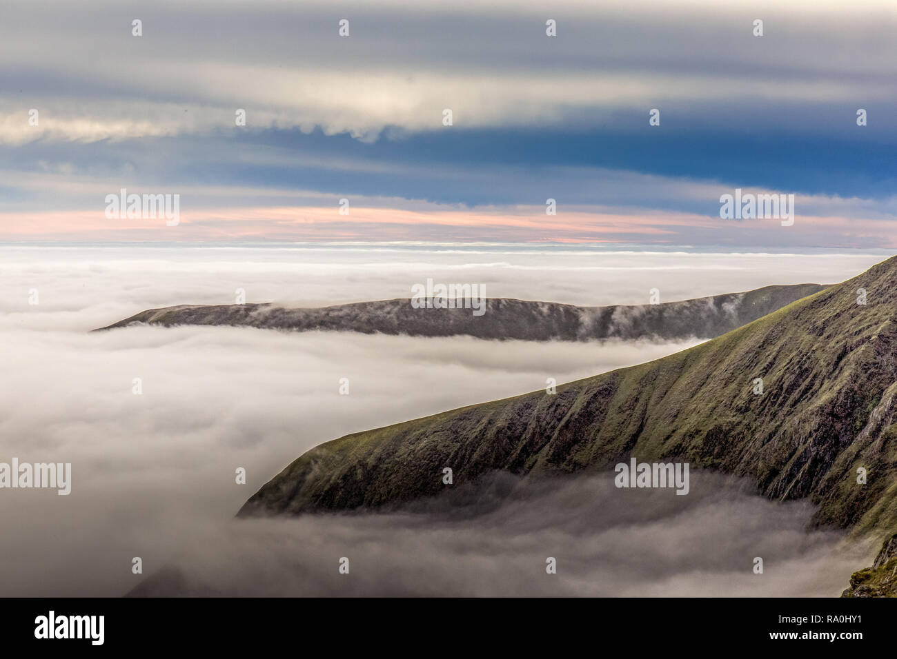 Eine Temperatur-Inversion in den Aran-Bergen in den südlichen Bereich der Snowdonia in Nord-Wales, südlich von Bala. Stockfoto