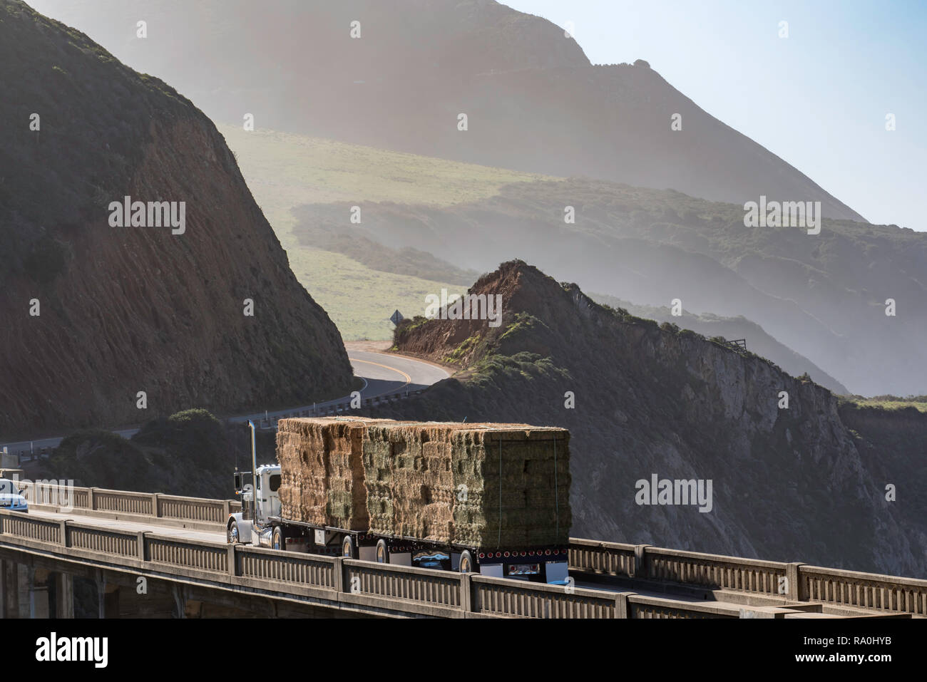 Ein Auflieger LKW-Transporte eine Last von Heu in der bixby Bridge in der Nähe von Big Sur an der Pazifikküste in Kalifornien, USA. Stockfoto