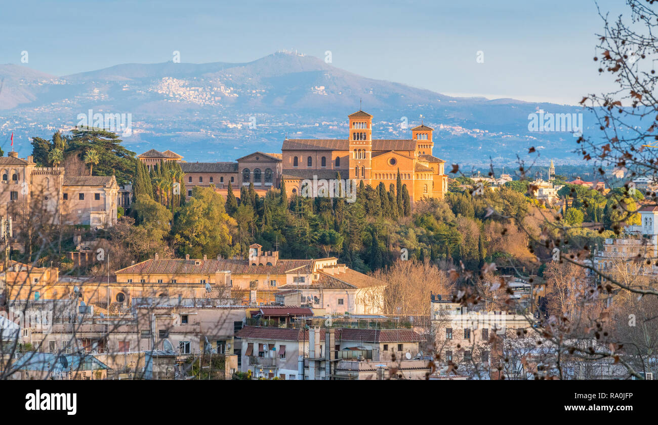 Panorama vom Gianicolo Terrasse mit dem Aventin und die Basilika Santa Sabina, in Rom, Italien. Stockfoto