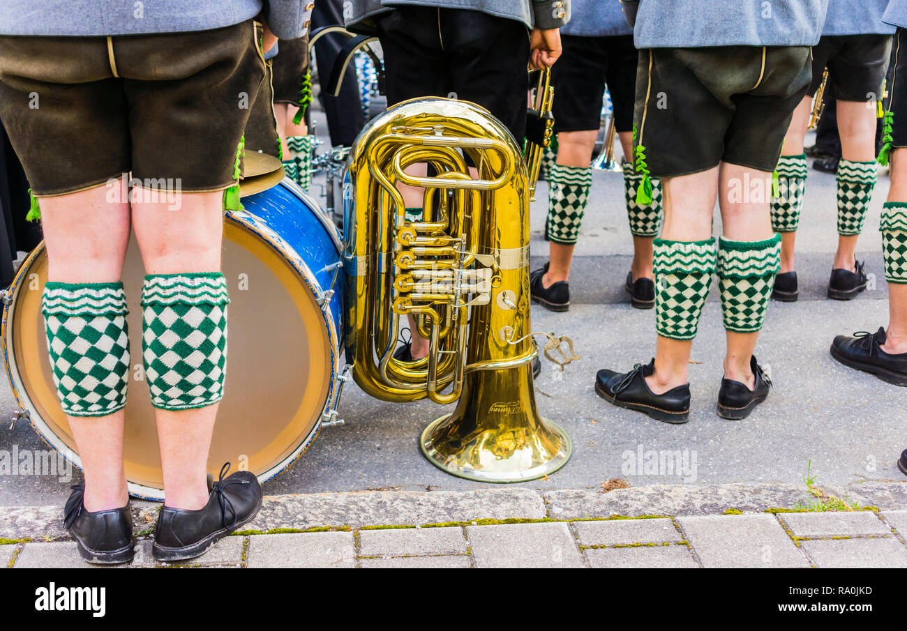 Bayerische marschieren im traditionellen Gewand gekleidet anlässlich der partenkirchner Festwoche Band Stockfoto